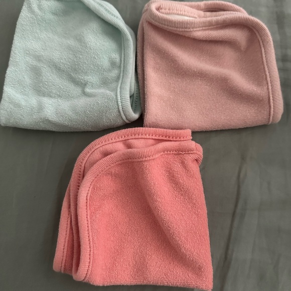 Pack of 3 Cloud Island Infant Hooded Towels with matching washcloths - Picture 5 of 6